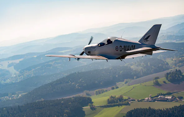 Kampfflugzeug selber fliegen Lübeck (30 Min.)