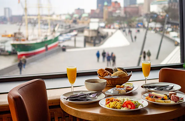 Frühstück & Hafenrundfahrt Hamburg für 2 - 4
