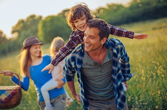 Familien-Landurlaub mit Übernachtung im Bienenwagen