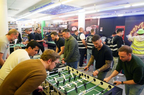 Männerabend im Spielzeugladen