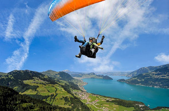 Paar Gleitschirmflug Emmetten